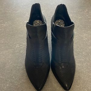 Vince Camuto black leather ankle boots. Good condition. 7.5